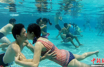 广州举办水下接吻比赛