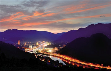 ͼ˵���ݣ�ɽ��ҹɫ