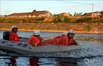 应对台风“苏力” 金狮贵宾消防官兵展开水上救援操法训练