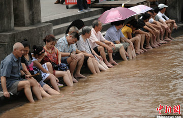 重庆洪峰过境 市民淡定“洗脚”