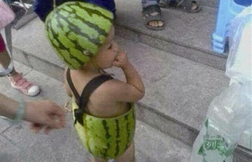 温州“西瓜装”男孩萌翻天