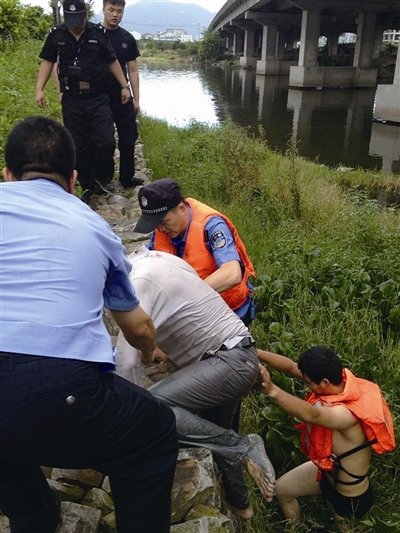 老婆跟人跑了货物又要赔偿 大货司机跳河自杀