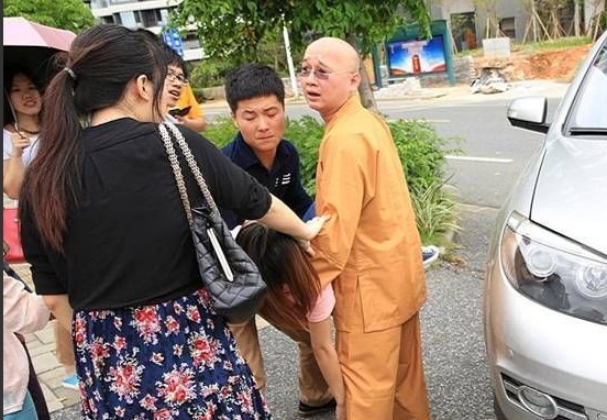 女孩中暑晕倒 和尚开车救人