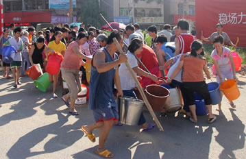 广西藤县停水近30小时 市民街头排队取水
