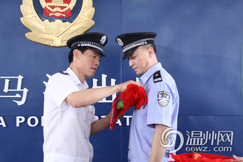 醉汉持刀闹事 制服醉汉民警受表彰