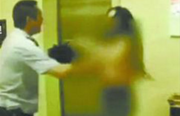 ����Ů��ϴԡ����������Ϯ�� �ɳ�����С��