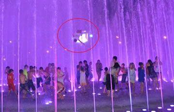 男孩被广场喷泉冲上2米高空 衣裤破裂鼻唇出血