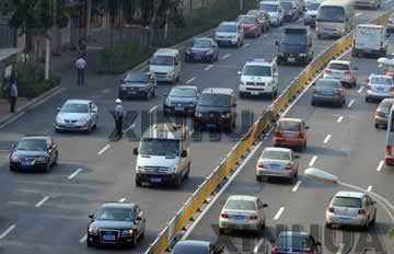 新华社播发押解薄熙来车辆图片