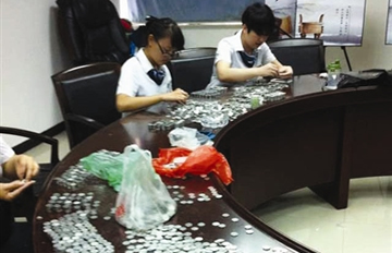 ����Ů������1���ƿ��ˮ ����3.7��öӲ��