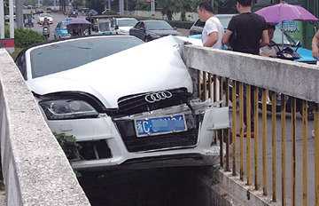 ����Ů�������ܳ�ײ�ϴ��Ż��� �º󲻼���Ӱ