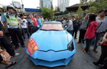 山寨兰博基尼PK交警 车主扣12分重考驾照