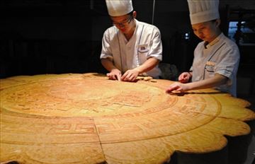 中秋节晚到白鹿洲公园 分享700斤重超级大月饼