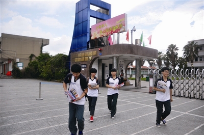 苍南钱库高级中学要开运动会学生上街拉赞助