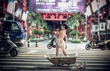 美女闹区拍浴缸照爆红 唯美大胆人气暴涨