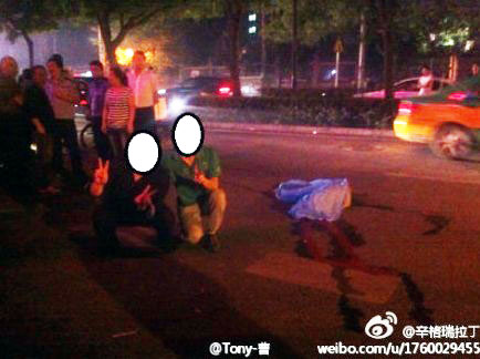 西安2名青年被指车祸现场嬉笑与尸体合影