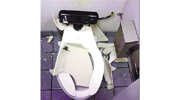 男子"倒霉到家" 冲厕所时马桶爆炸伤势惨重
