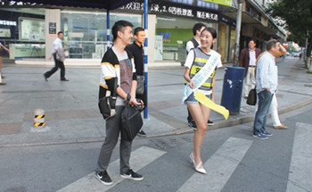 模特上街当交通劝导员