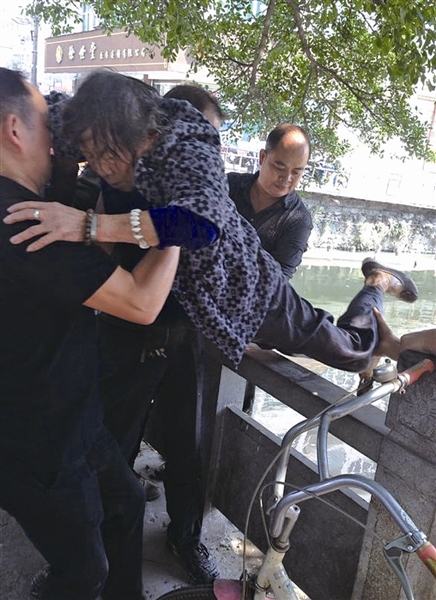 大妈内衣偷_性感微胖丰满大妈内衣