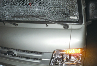 超载车爆胎 气浪殃及两车