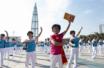 "十佳风采老人"表彰暨百团结对——首届温州老年广场舞大赛在市区世纪