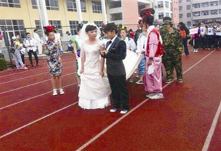伪娘现身学校运动会 恶搞?