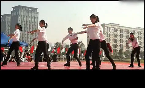 宁波高中狐狸舞风靡网络 称被评娘炮无所谓