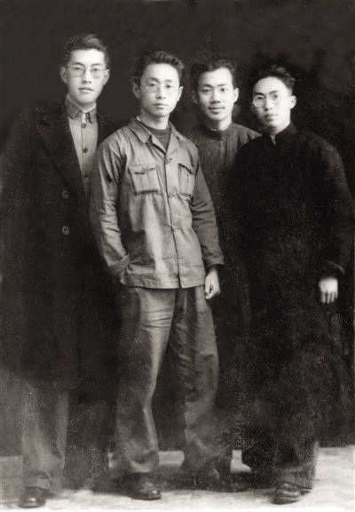 张怀江,陈沙兵,夏子颐,葛克俭合影于1946年.