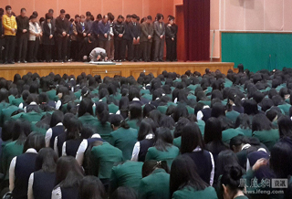 韩国教师捏造学生成绩校长叩拜108次道歉