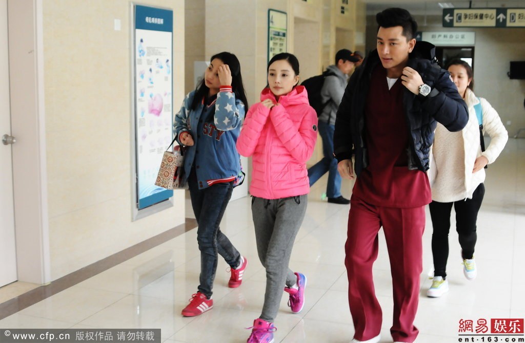 李小璐与贾乃亮收工牵手回家