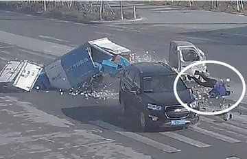 乐清两车相撞 货车直打转车里甩出一男子