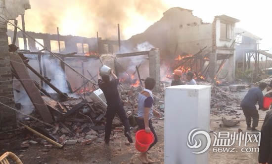 下乡途中遇民房发生火灾 民警冲入火场救人灭