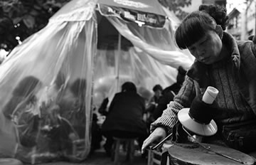 温州街头现暖房 三五人躲里面织毛衣侃大山