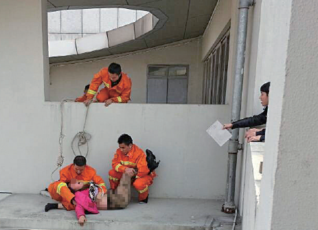 女子要跳楼 民警跟她玩对唱接力还讨论电视剧