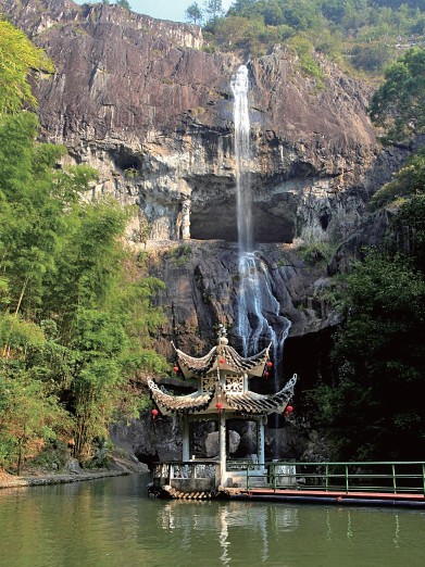 龙瀑仙洞风景区位于永嘉县岩头镇岙底村,是国家4a级楠溪江风景名胜