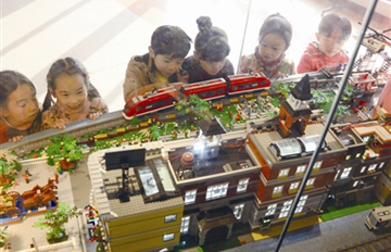 2万个乐高积木搭建一座“小镇”