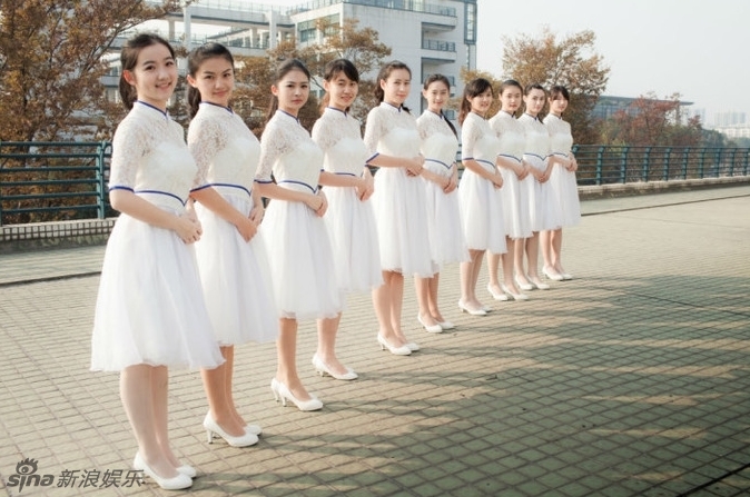 浙大礼仪队美女白裙照走红 多为理工学霸