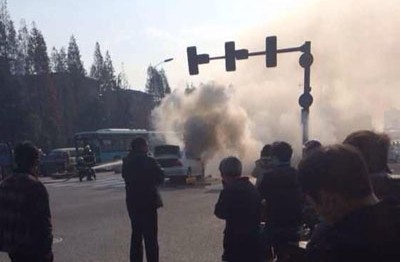 市区三车刮擦 宝马5系起火