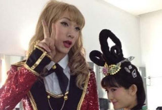 ���������Ů ���ѣ����Ⱥ���Υ�͸�