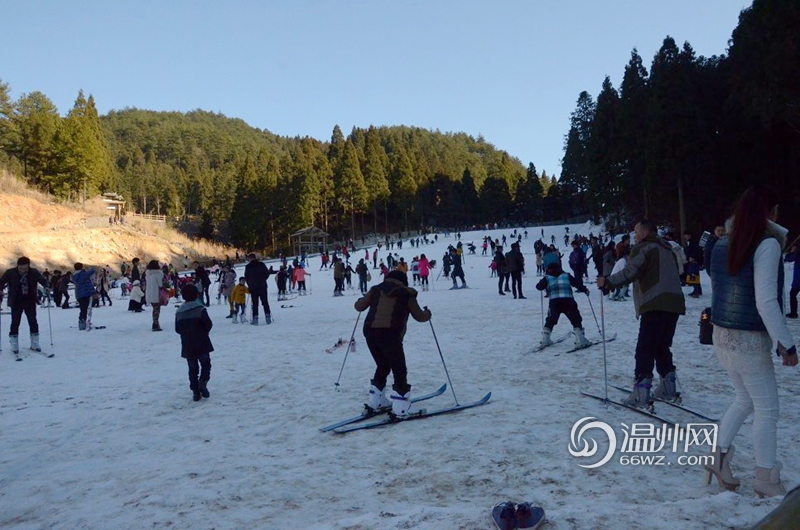 元旦假期2000余人前往月老山滑雪