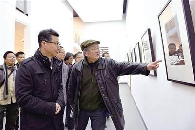 乐清市委副书记,市长林晓峰(左一)和张远帆(著名画家张怀江之子)在