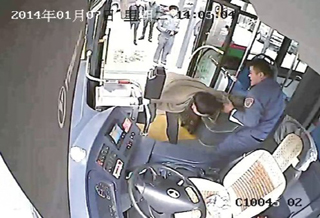 感觉被公交车夹了下 醉驾男与公交司机扭打