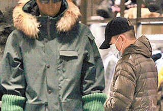 梁朝伟独自逛街看戏 帮刘嘉玲买内衣裤