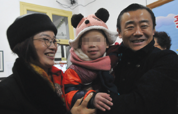 周立波夫妇现身温州 探望福利院孤儿