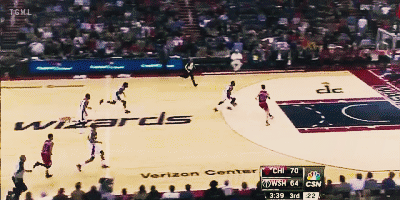 10年状元约翰-沃尔全场得到23分和11次助攻,而在第三节他上演一记高