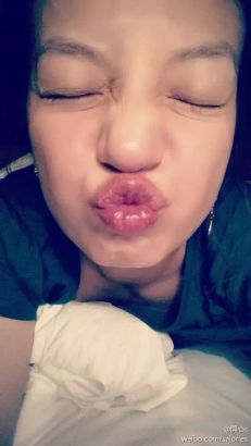 赵薇自拍撅嘴索吻 穿新衣找年味(图)