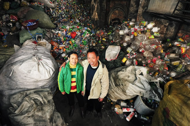 湖南夫妻10年收900万个塑料瓶供子出国留学