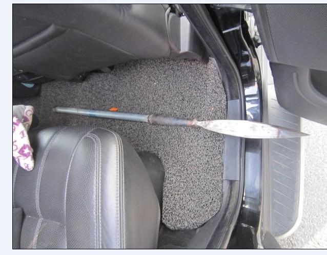 温州毒驾男开豪车报假案 交警在车上搜出1米长