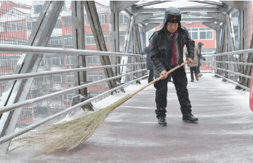 温州六旬市民木荣尧打飞的赴京扫雪