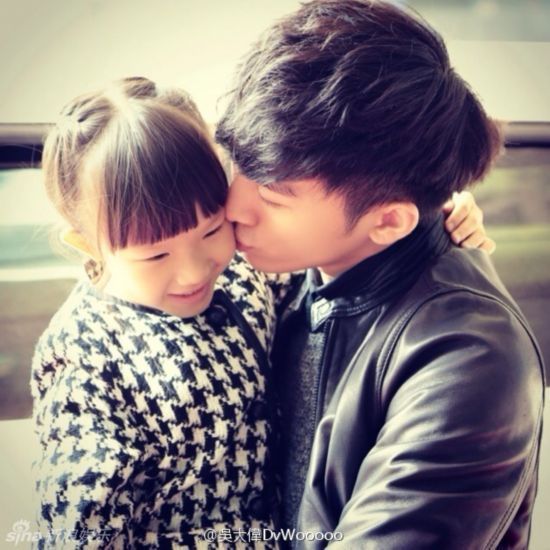 相差18岁萌兄妹温馨家居照爆红