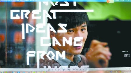 昨日,三峡广场,宗伟刚在公司里处理一段宣传片的后期美术制作。 记者 李化 摄 昨日,三峡广场,宗伟刚在公司里处理一段宣传片的后期美术制作。 记者 李化 摄